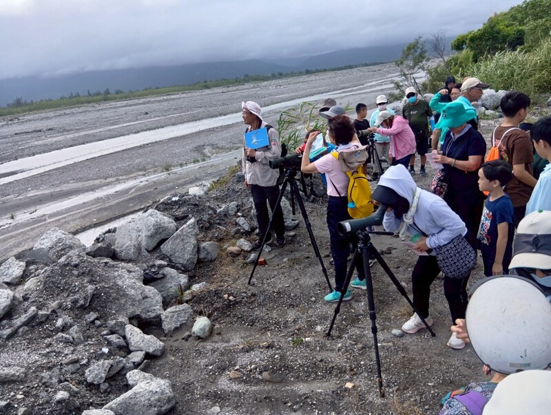 臺東環保局號召巡守隊清理利嘉溪 共清出121.5公斤廢棄物